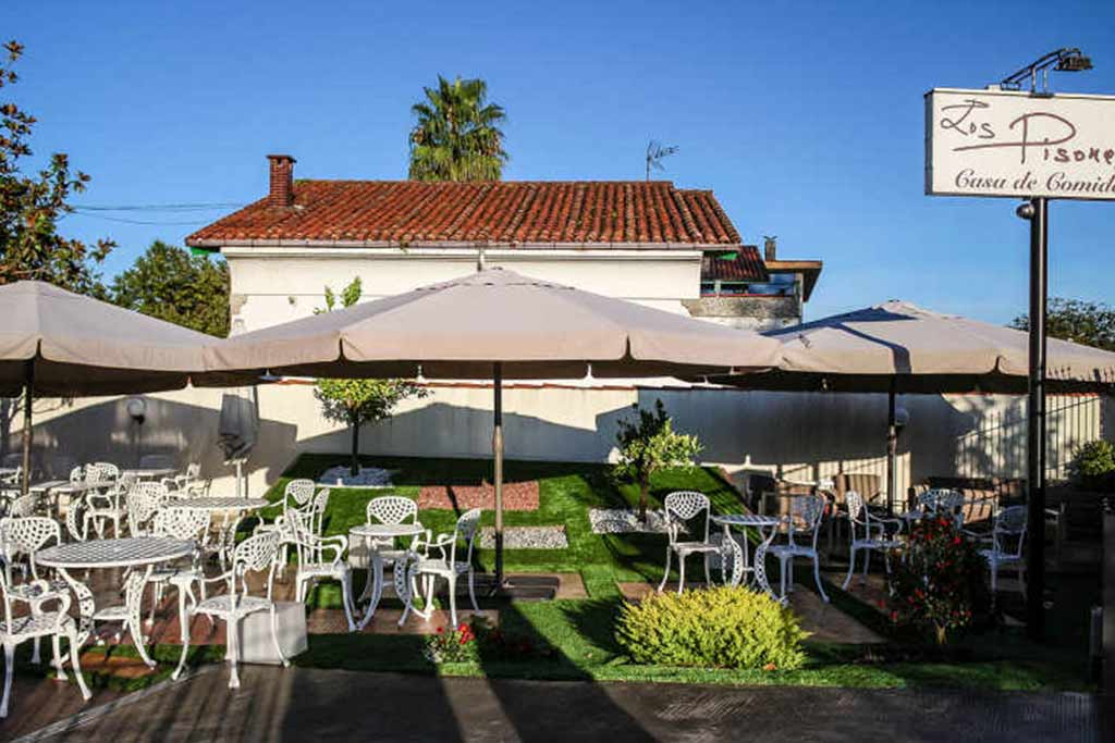 terraza exterior varias sombrillas
