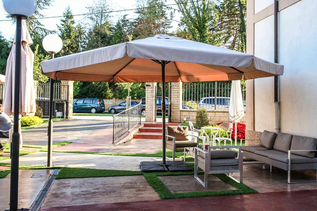 terraza exterior sombrilla